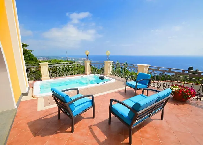 Villa La Timpa - Antica E Maestosa Con Jacuzzi Privata Con Meravigliosa Vista Sull'etna E Sul Mare